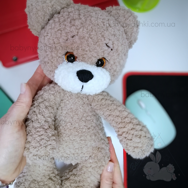 Вязаная игрушка ручной работы "Мягкий мишка с очаровательными глазками" I-030 фото